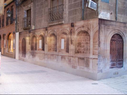 Decoración de fachada con lona impresa.