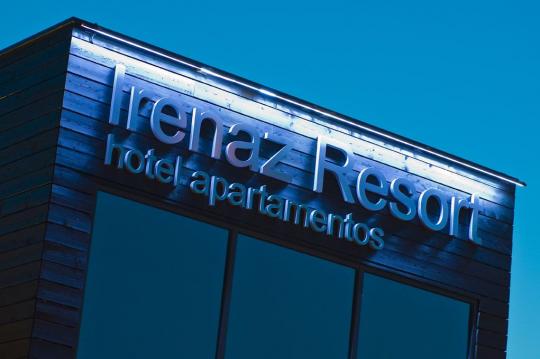 Textos en acero inox iluminado con leds.