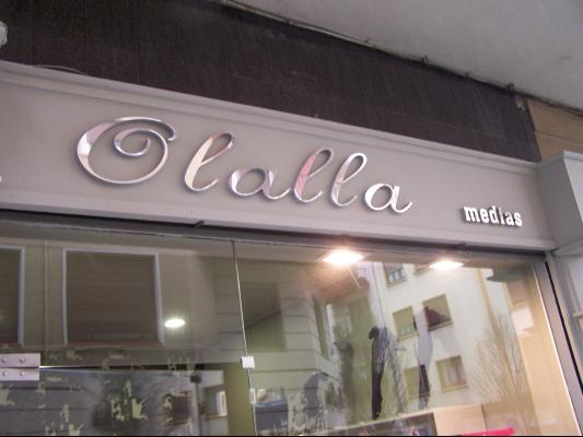 Letras en PVC lacado con frente en acero inox.