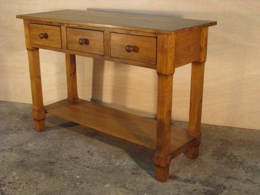 Mesa con tres cajones, en pino Flandes