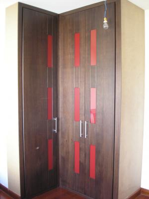 Puertas abatibles Wengue combinado cristal Rojo