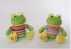 Pareja de ranas verdes con camisetas de colores, peluches