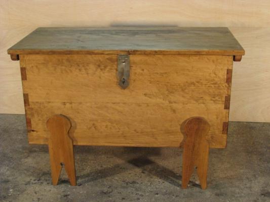 Baúl en madera de pino. Encerado.