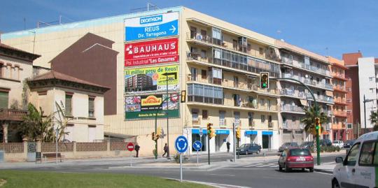 Vallas publicitarias en fachada