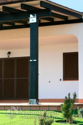 Pergola adosada en viga laminnada color wengue