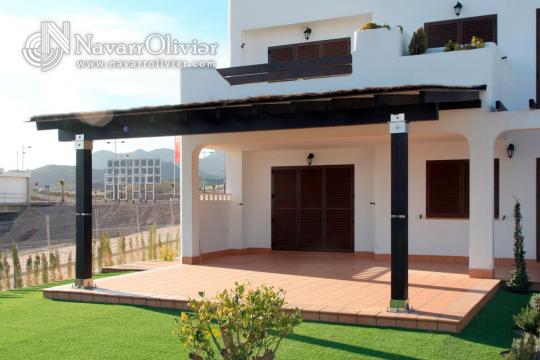 Pergola adosada a un agua