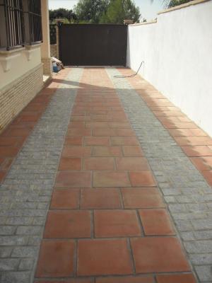 Pasillo de baldosas de 40x40 en exterior