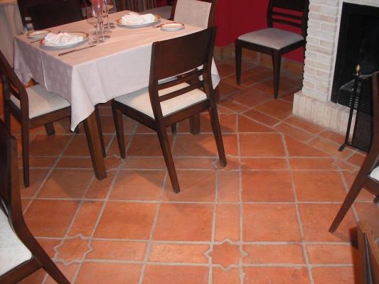 Pavimento de barro cocido tratado