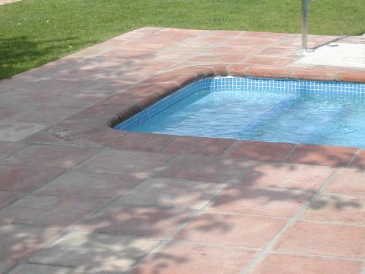 Baldosas y peldaños rústicos en jardín