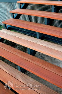 Escalera de madera para exterior