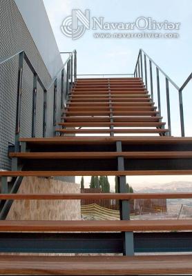 Escalera de metal y madera