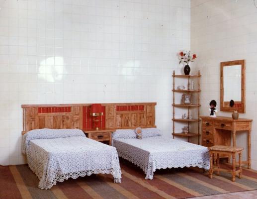 Dormitorio en madera de olivo