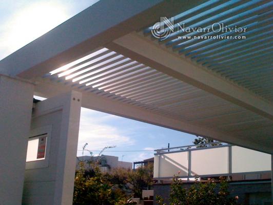 Pergola con celosia en madera de iroko