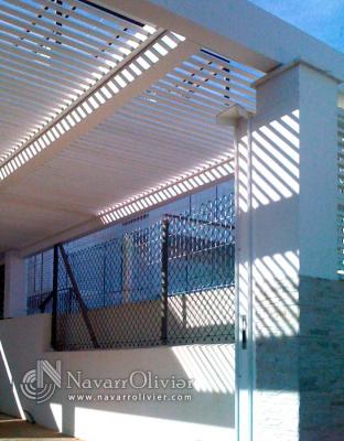 Pergola de diseño en madera blanca