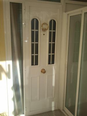 PUERTAS CON PANELES DECORATIVOS