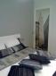 Dormitorio con puerta corredera con papel pintado decorativo