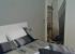 Dormitorio con puerta corredera con papel pintado decorativo