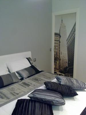 Dormitorio con puerta corredera con papel pintado decorativo