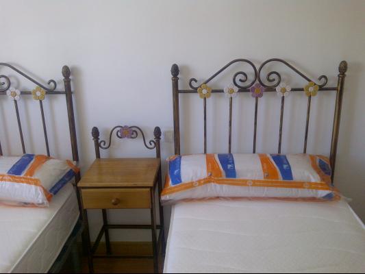 cabecero campanilla con mesita de noche