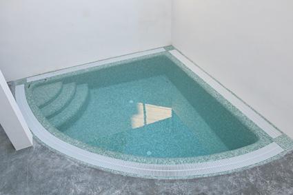 CONSTRUCCIÓN DE PISCINA EN PATIO INTERIOR VIVIENDA