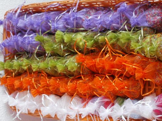 Cesta con 100 bolsitas de organza con arroz de colores