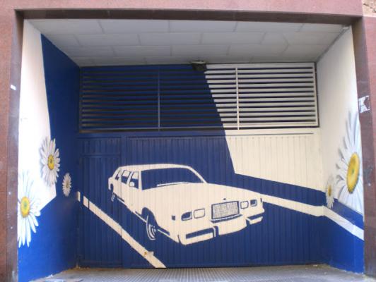 Decoración i mantenimiento de la entrada de coches para edificio comunidad. Reus, Tarragona
