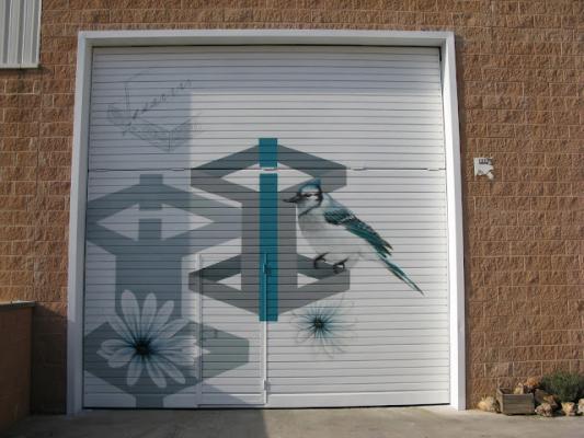 Decoración corporativa de las puertas para empresa en El Vendrell.