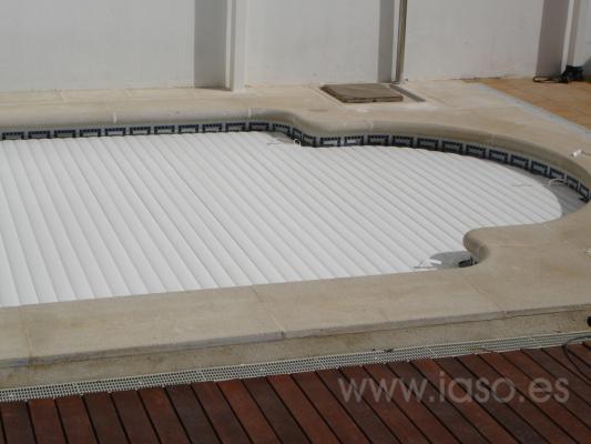www.piscinapoliester.es persiana flotante