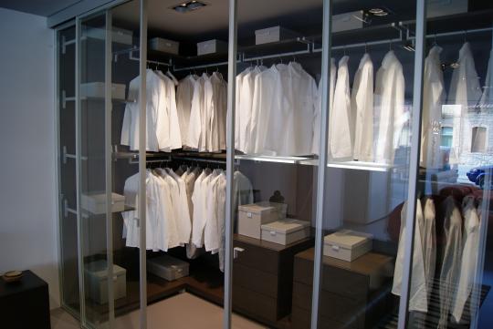 Vestidor con puertas de cierre