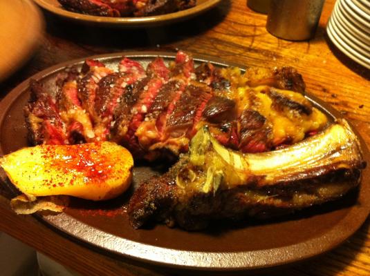 Chuleton al punto en plato caliente