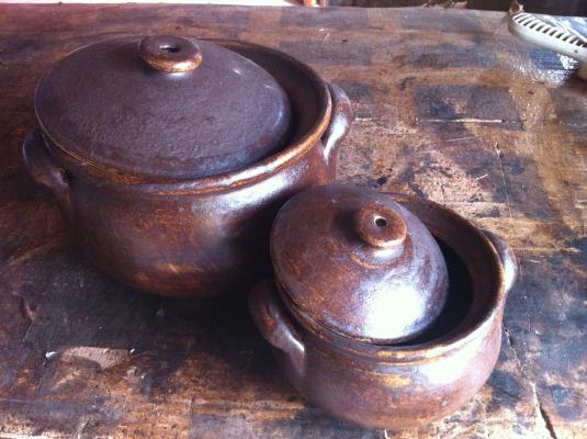 Cazuelas y ollas artesanales acabados envejecidos simulando preciosas piezas antiguas.