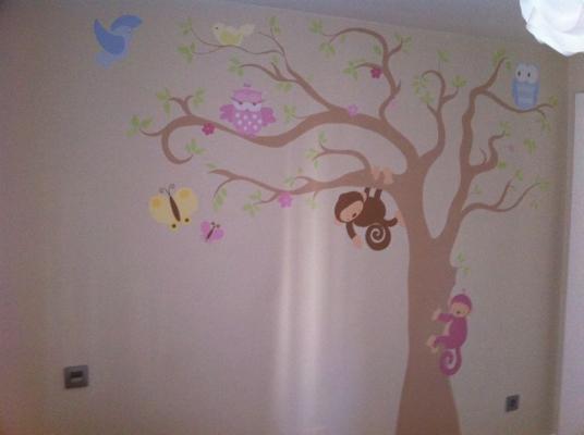 murales pintados de arboles y motivos infantiles