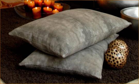 cojines en textil imitación serpiente.OFERTA 65 EUR / 2