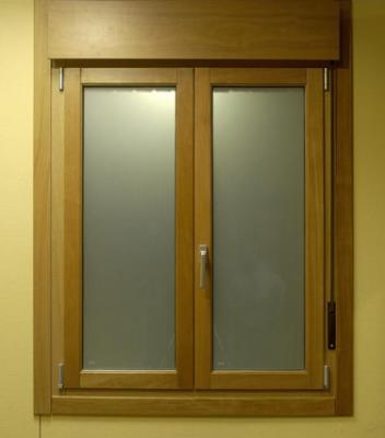ventana madera con perdiana
