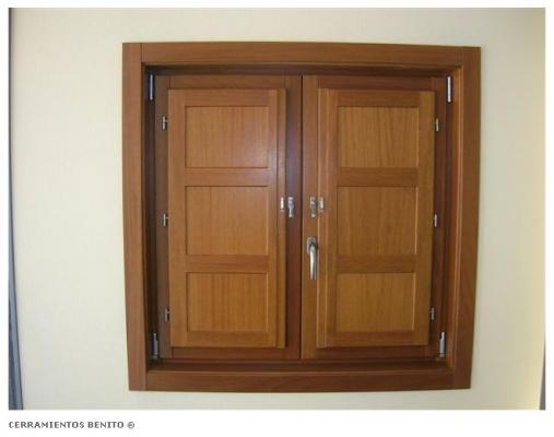 ventana mdera con postigos