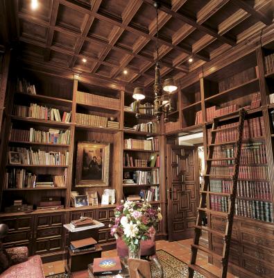 Biblioteca forrada en madera. Ebanisteria Arenas