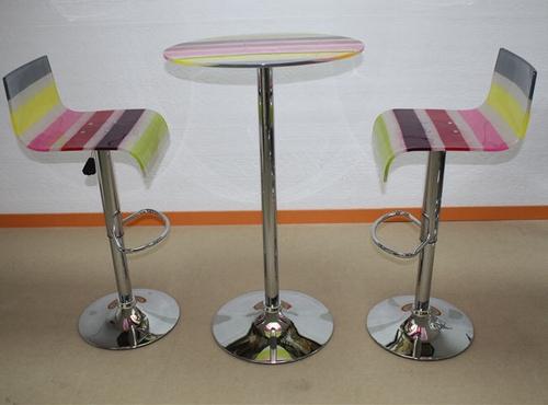 taburetes y mesa