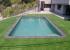 Piscina en jardin con coronación porcelanica