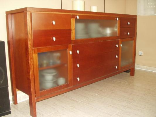 Buffet en madera y vidrio
