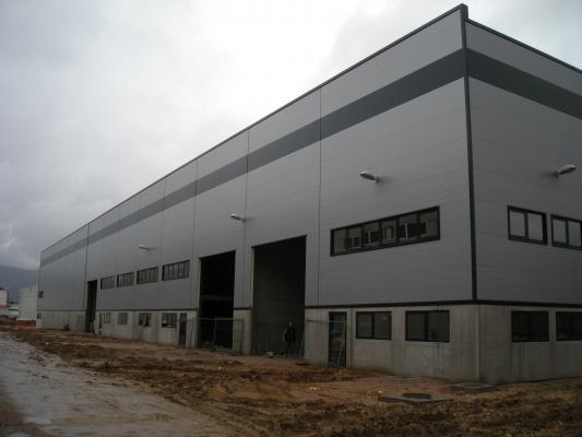 Complejo de 8 naves industriales