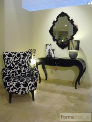 consola negra y sillon mariposa