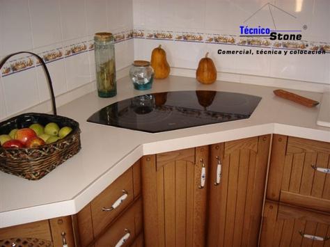Encimera cocina en Compacto Blanco con canto antigota.