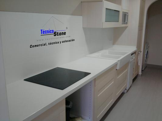 Encimera cocina en Compacto Blanco.