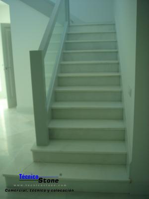 Escalera en mármol Blanco Macael de 1ª.