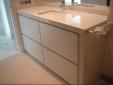 Encimera y costado mueble baño en Compacto Blanco.