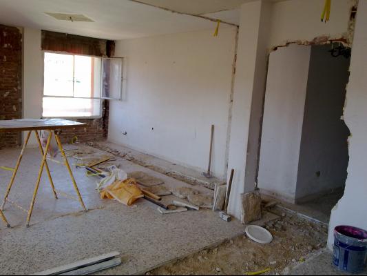 Reforma integral piso de 50m2. 1 baño, 1 cocina, solado alicatado, fontaneria, pintura, suelo tarima, 4 puertas, electricidad             