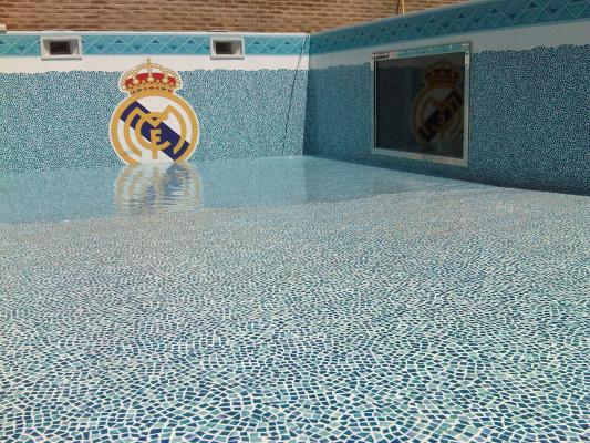 PISCINA CON VENTANA