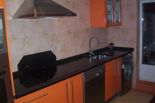 Empapelado de cocina,fabricación de muebles de cocina encimera de silestone negro azabache