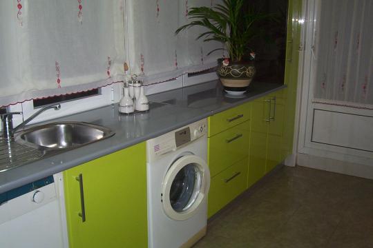 Cocina en pistacho y gris