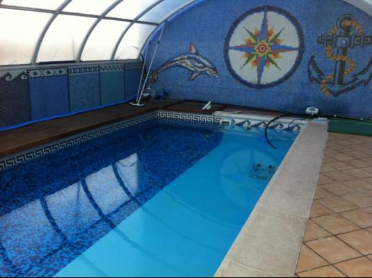 Exposición piscina prefabricada con gresite